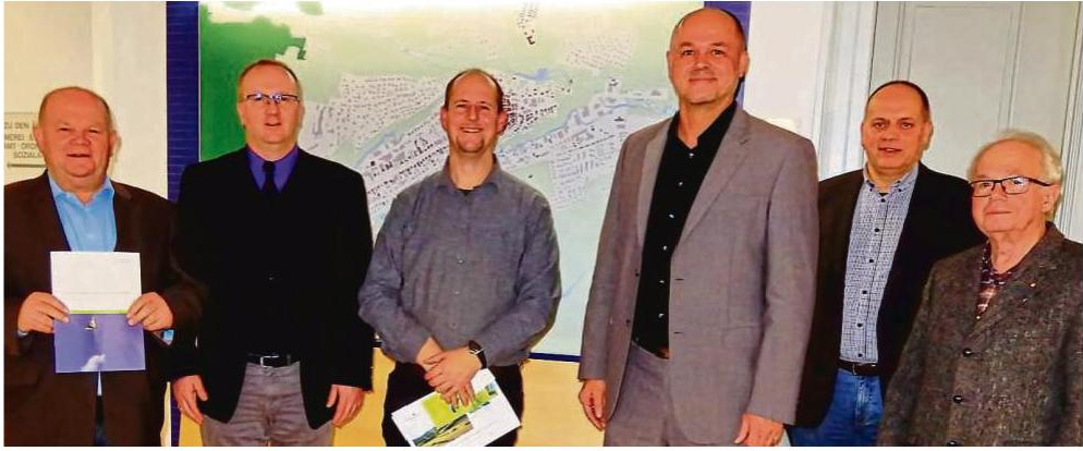 Ämterwechsel: Fritz Schäfer, Dezernent Landwirtschaft beim Landkreis, Bürgermeister Ralf Gutheil als neuer Vorsitzender des Landschaftspflegeverbands, Geschäftsführer Carsten Müller, der scheidende Vorsitzende Matthias Stappert, Martin Vollbracht als Vertreter der Landwirtschaft und Wolfgang Lehmann vom NABU (von links). FOTO: RAINER RÜSCH 