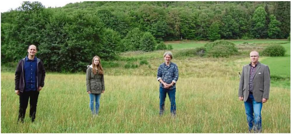Auf der Pfaffenwiese bei Odershausen: (von links) Carsten Müller, Jaqueline Bienhaus, Markus Schönmüller und Bürgermeister Ralf Gutheil. FOTO: LANDKREIS WALDECK.FRANKENBERG/PR