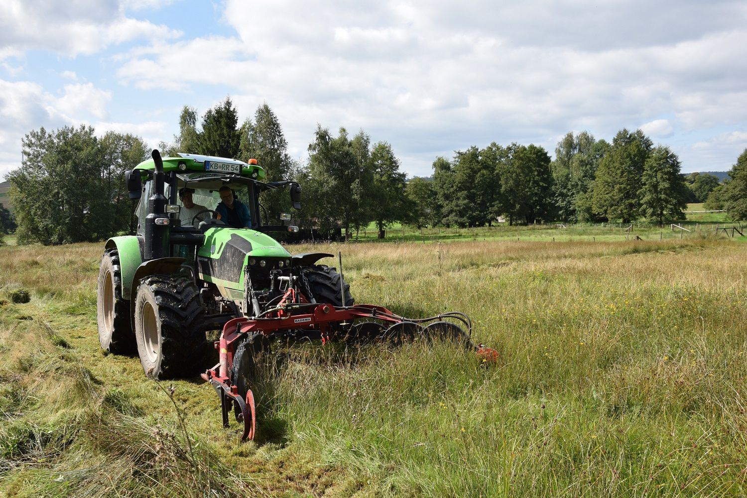 Am Naturdenkmal Seitenbruch führt Rudolf Stolz das Doppelmessermähwerk vor, das an der Front des Traktors angebracht wird.Foto Landschaftspflegeverband